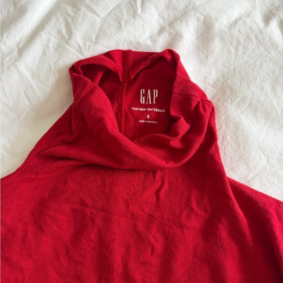 GAP Red featherweight Turtleneck small - Picture 4 of 5